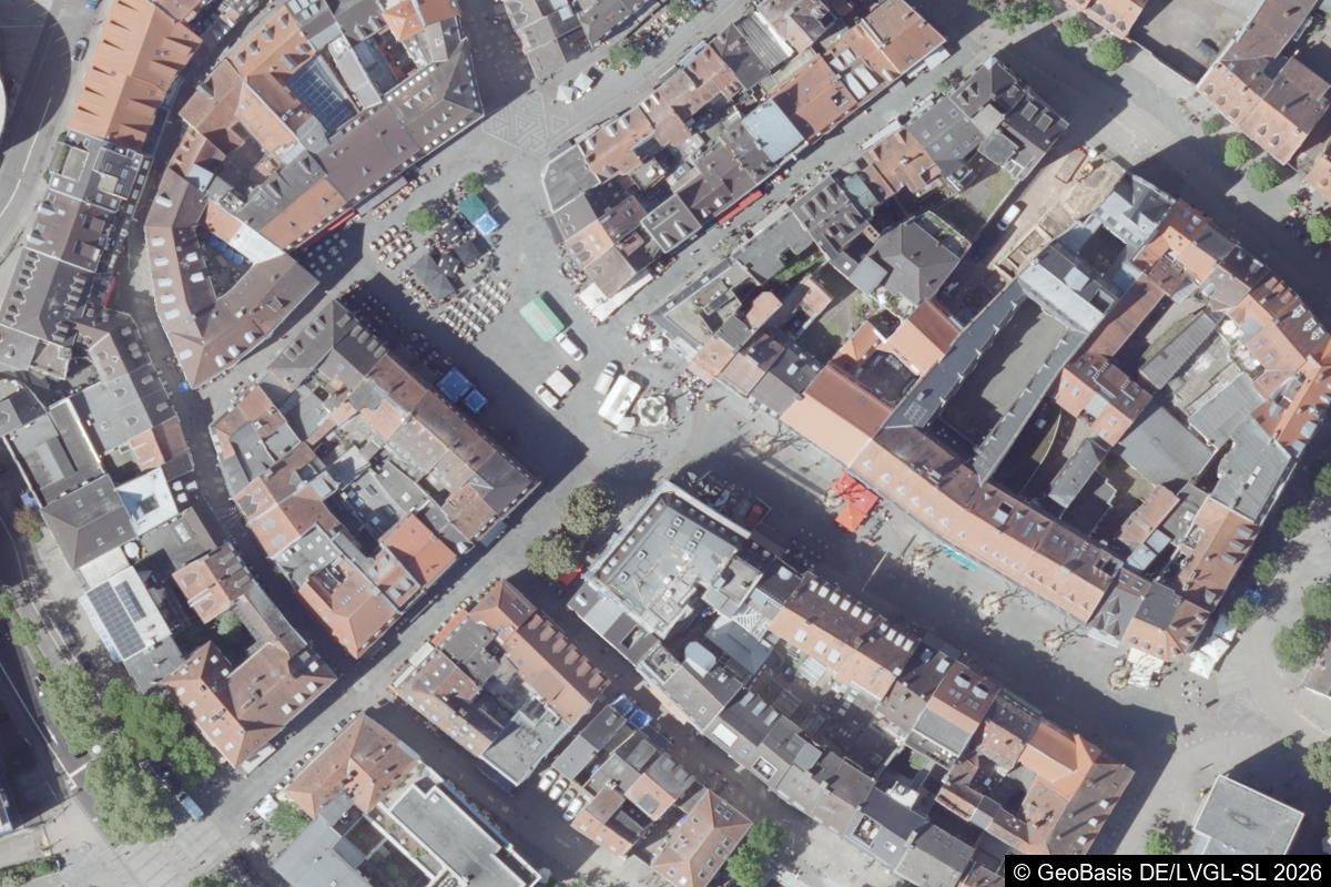 Ausschnitt aus dem Luftbild des Landes mit 20 Zentimetern je Pixel: die Altstadt von St. Johann mit dem Marktplatz, © GeoBasis DE/LVGL-SL 2026